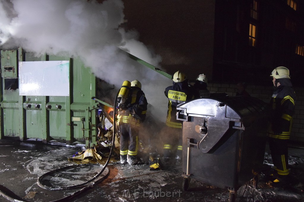 Feuer Papp Presscontainer Koeln Hoehenberg Bochumerstr P230.JPG - Miklos Laubert